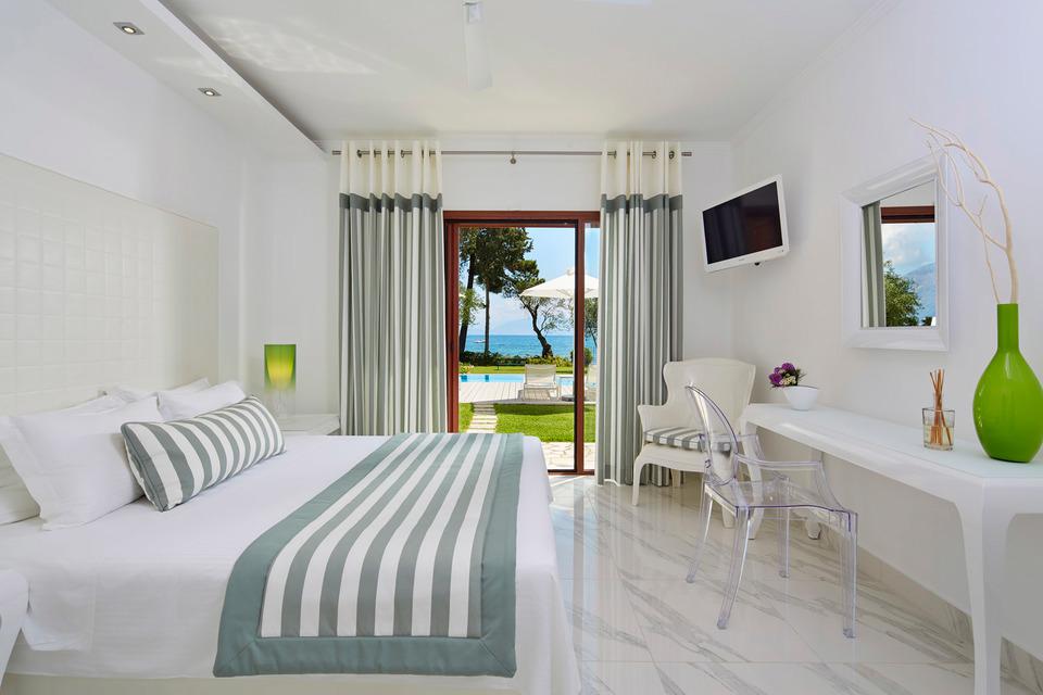 DELUXE THREE BEDROOM VILLA Private Pool Beachfront Bedroom
