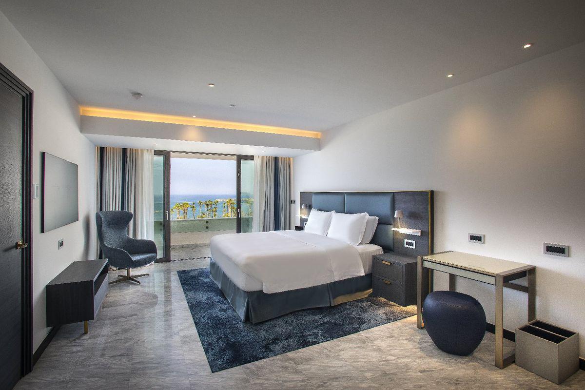 web_spy_8292 - lifestyle suite sea view (bedroom)