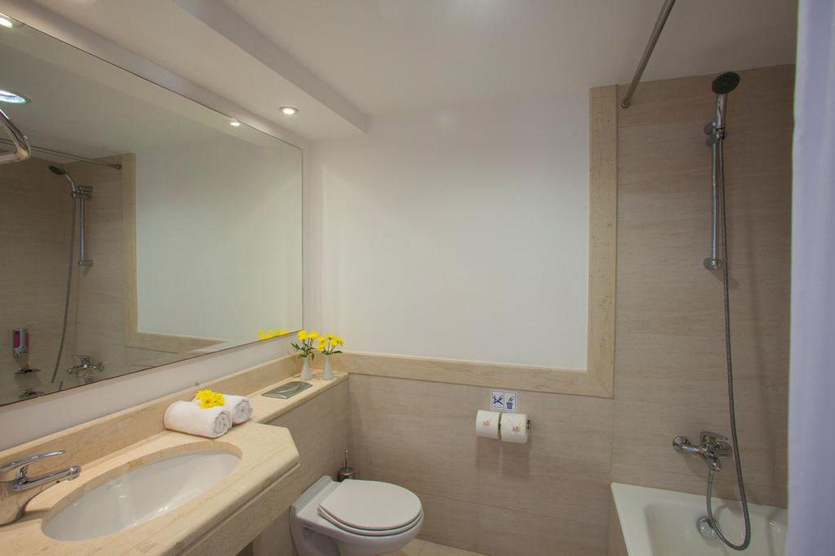 web_primasol_louis_ionian_sun_-_double_room_inland_view__bathroom