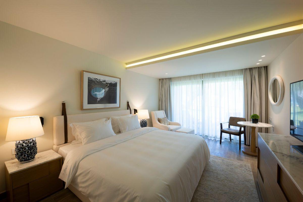 web_emerald suite beachfront bedroom