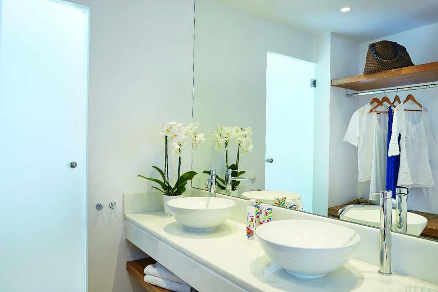 10-Superior-Guestroom,-En-Suite-Bathroom-with-Double-Wash-Basins-and-Dressing-Area