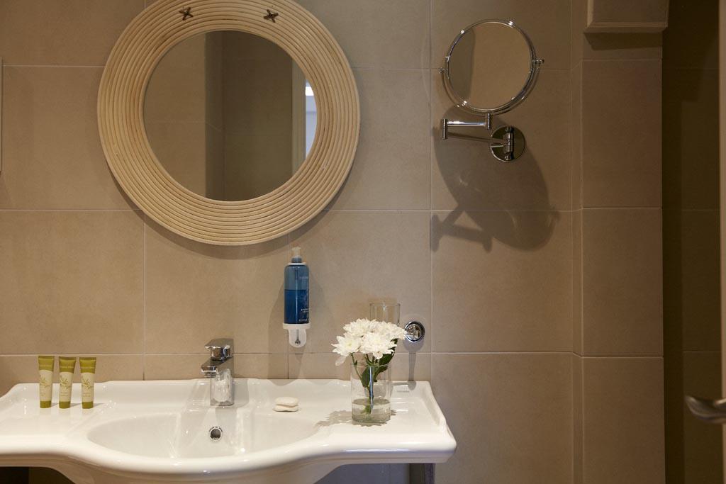 Simantro Beach-Double Room Bathroom-0149 фото: 1