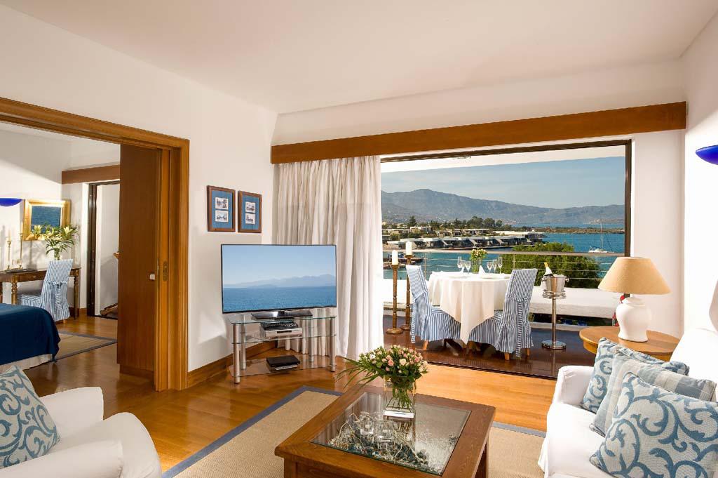 DELUXE HOTEL SUITE SEA VIEW (One Bedroom & Sitting Room Separate) 2