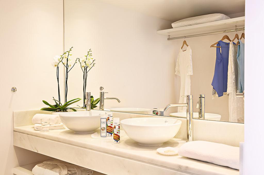 Superior-Family-Guestroom,-En-suite-spa-inspired-bathroom