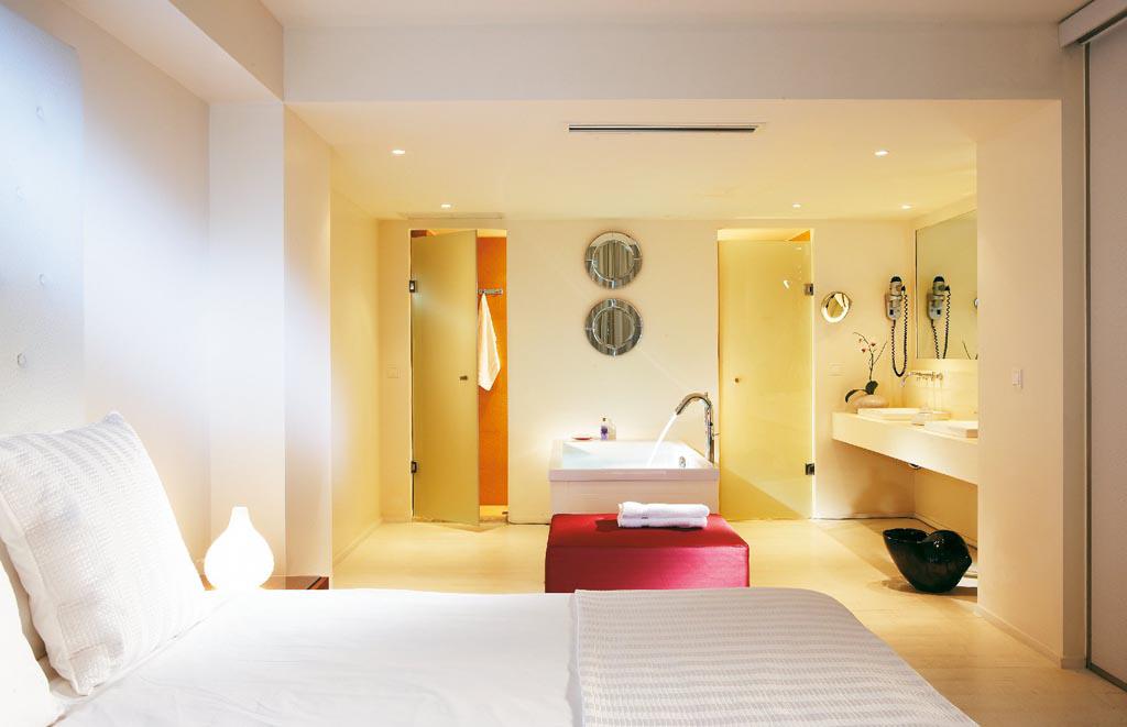 55-Luxury-One-Bedroom-Suite,-Master-Bedroom-with-Luxurious-Bathroom_72dpi